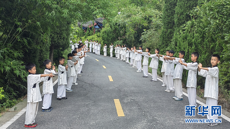 暑期萌娃武当山上学功夫 学习传统武术 培养自立能力