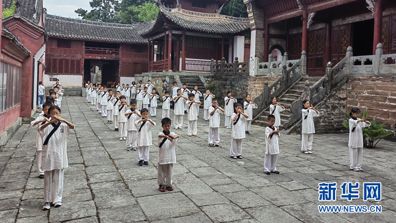 暑期萌娃武当山上学功夫 学习传统武术 培养自立能力