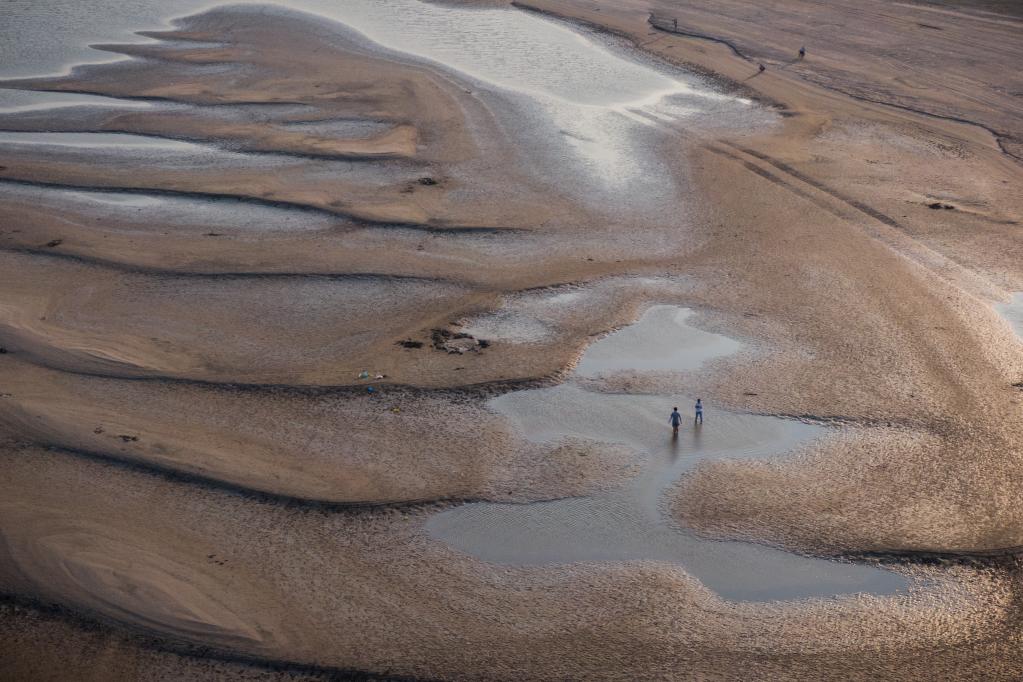 天兴洲北岸几乎与汉口江岸连成一片 大片滩涂露出江面