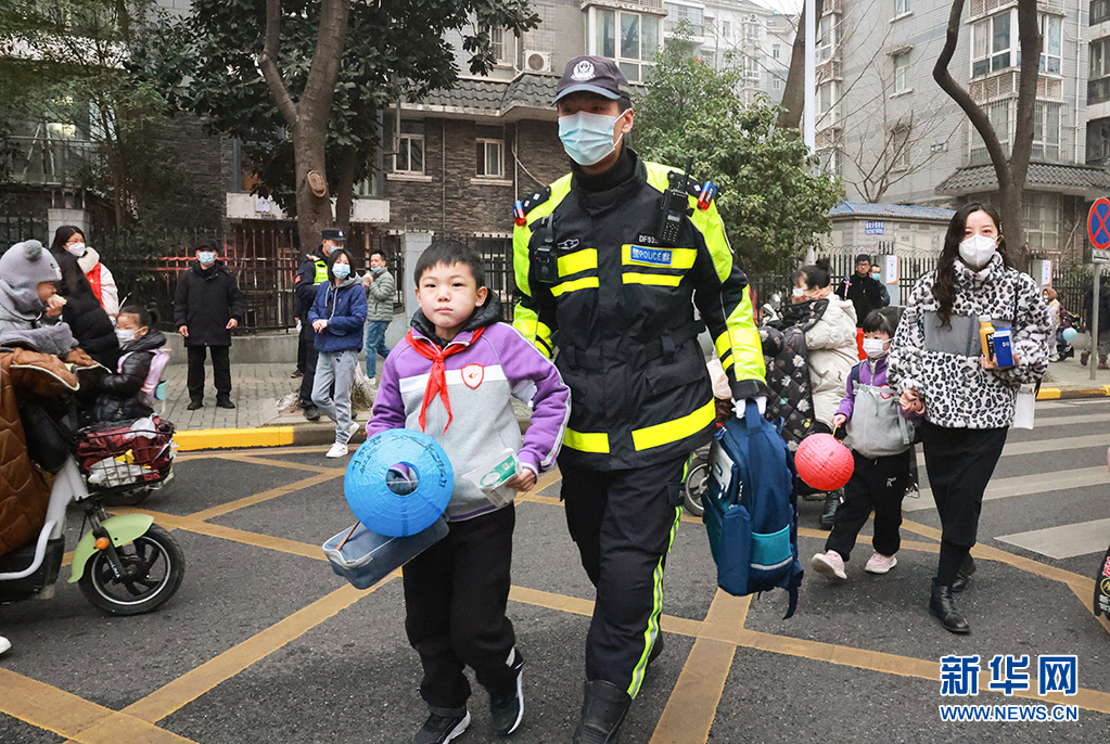 武汉“警校家”护学岗 “开学日”警方为163万余名学生护航