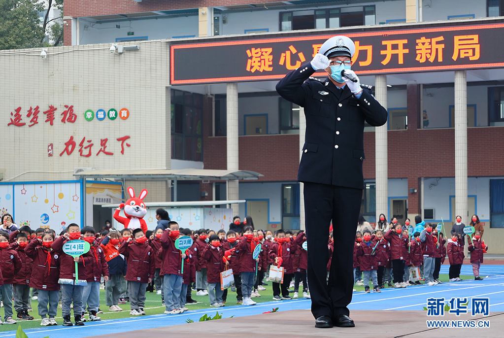 武汉“警校家”护学岗 “开学日”警方为163万余名学生护航
