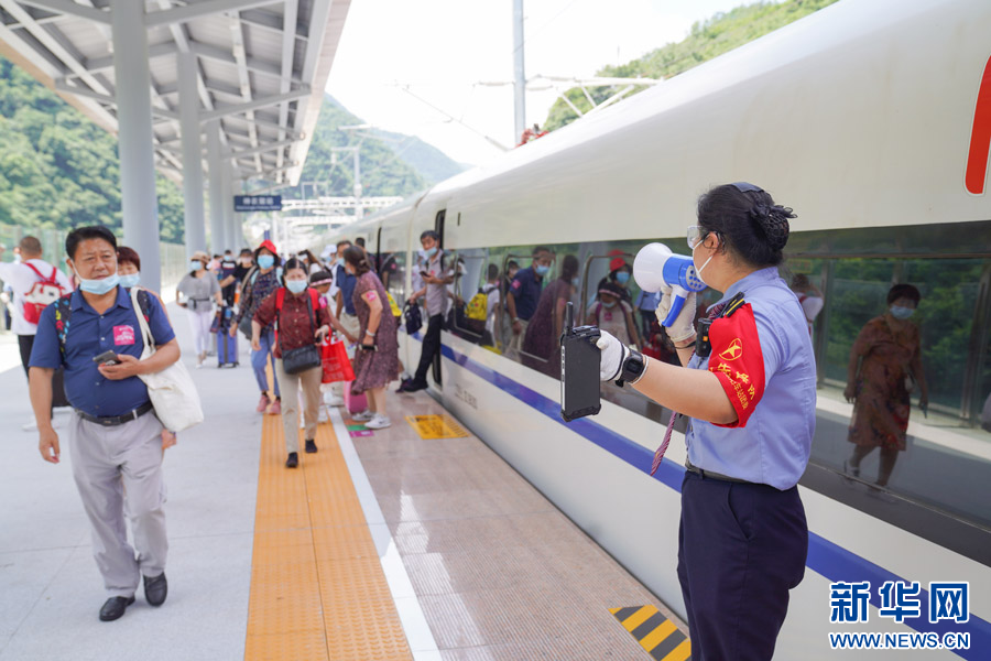 郑渝高铁迎来开通一周年 铁地联动推出惠游鄂西活动