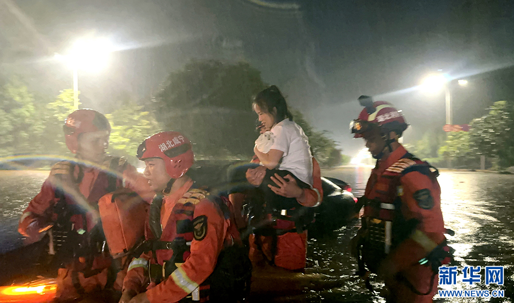 湖北咸宁：暴雨引发局地内涝 消防营救疏散百余群众