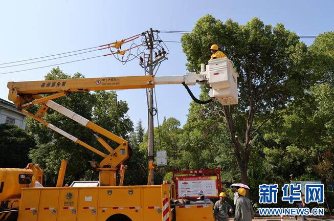 荆州电力紧急调运10千伏发电车为700户居民“送清凉”