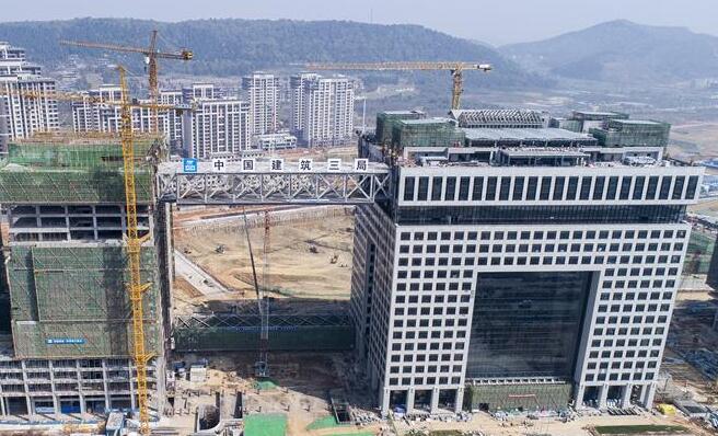 我国高层建筑大跨度钢结构连廊在汉成功提升至73.6米
