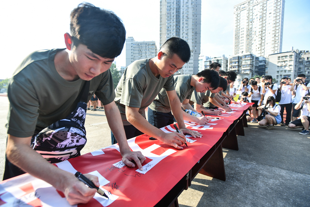 湖北省军区举行“青春有约 走进军营”征兵主题宣传活动