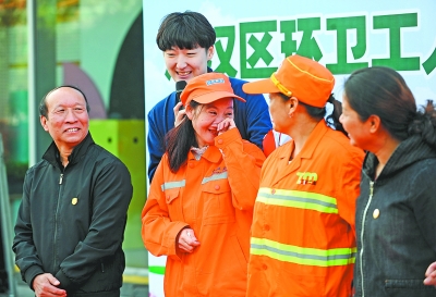 武漢首次為環衛工舉行退休儀式