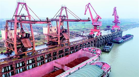 鄂州三江港实现铁水联运
