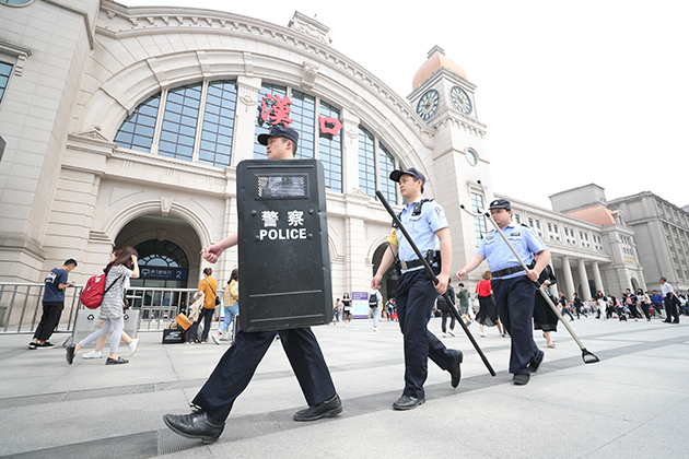 武汉铁警全员投入“平安站车路、金盾护你行”专项行动
