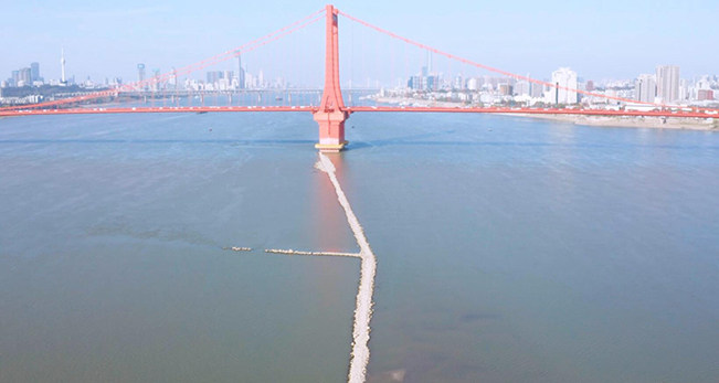 【“飞阅”中国】长江中现千米“碎石路”