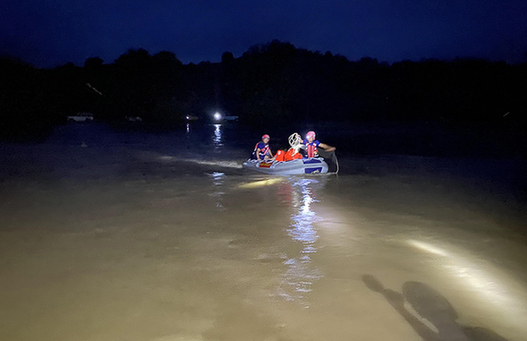 暴雨引發河道漲水多人被困 消防成功救援