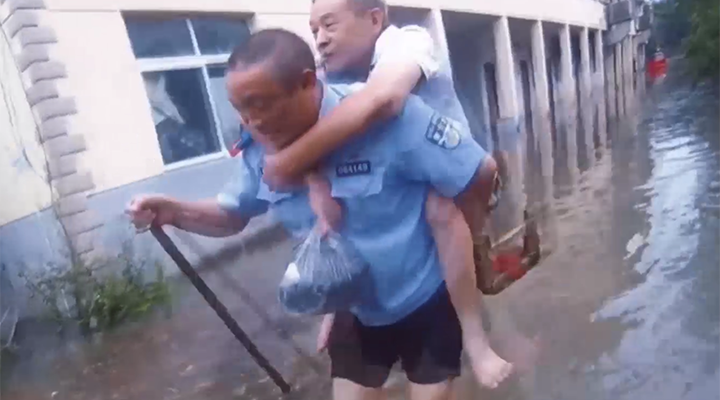 湖北宜城：公安奮戰搶險一線 救援被困群眾