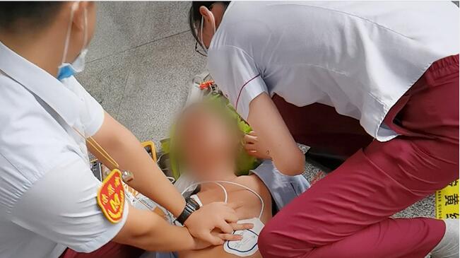 乘客突然暈倒失去意識 武漢地鐵AED成功救助