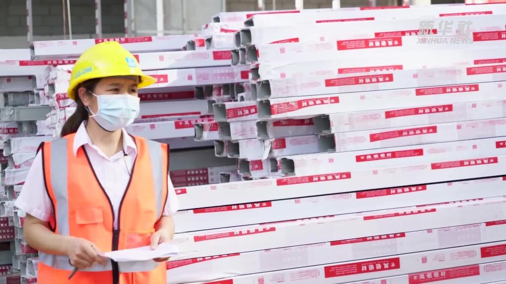 湖北武汉：建筑工人国庆节坚守工地为祖国庆生