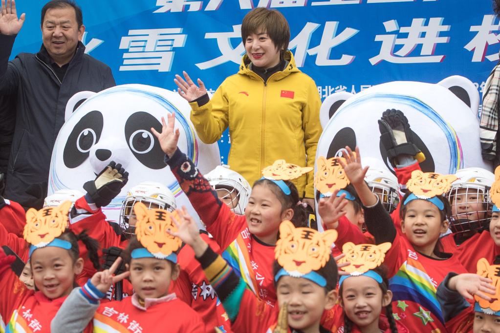 世界冠军郭丹丹在武汉推广冰雪运动