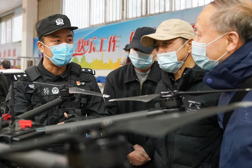 武汉：退休民警参加警营开放日活动