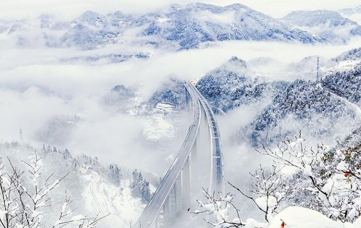 傲立冰雪间！四渡河大桥壮美如画