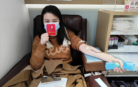 在寒冬给人春的温暖 武汉春节期间志愿者踊跃无偿献血