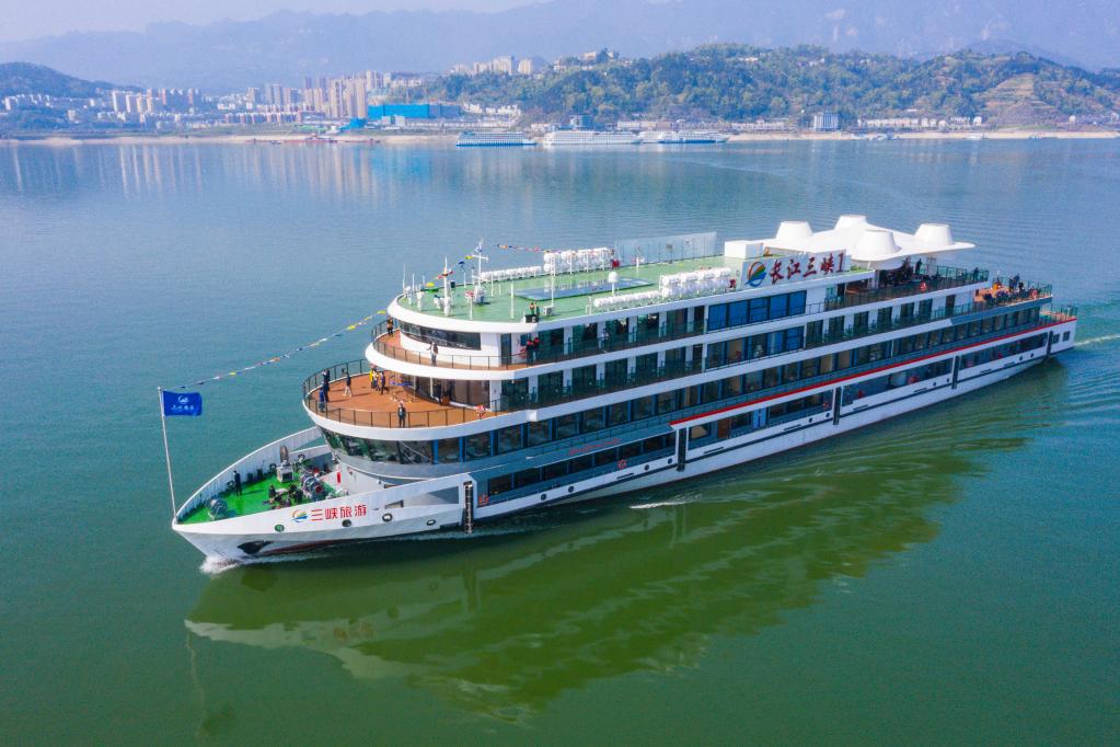湖北宜昌：純電動遊輪在三峽首航
