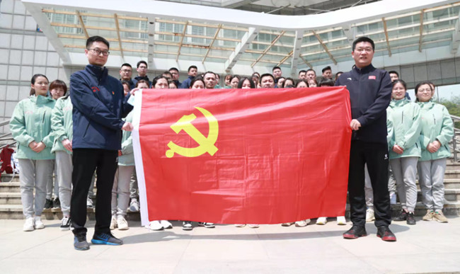 武汉大学中南医院51名医护人员驰援上海