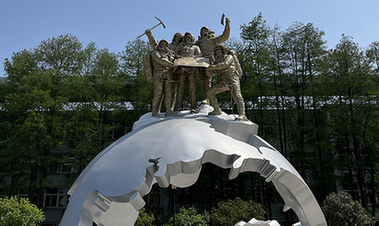 赓续攀登精神 大型雕塑《攀登》在武汉落成