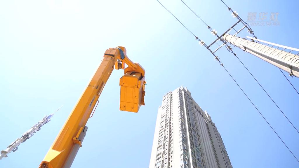 清凉背后的汗水——武汉带电作业工人奋战在高温保电一线