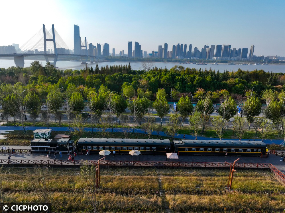 湖北武汉：绿皮火车成城市“网红”景观