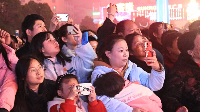 这就是信心丨湖北通城：28分钟焰火表演 璀璨贺新春