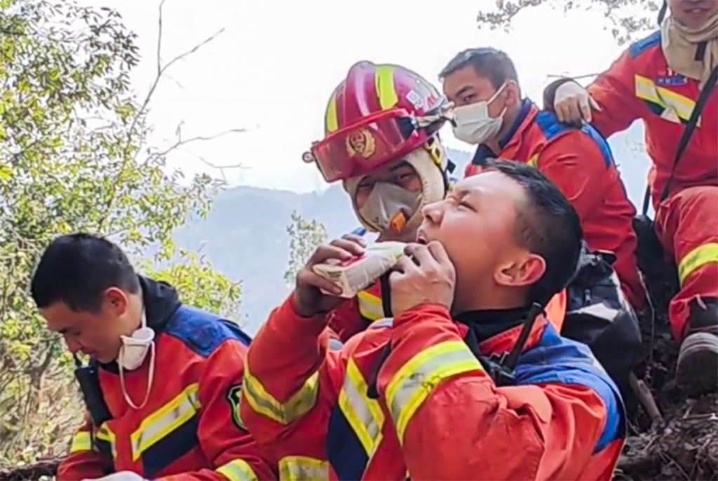 恩施：消防员扑灭山火后 共饮一盒牛奶