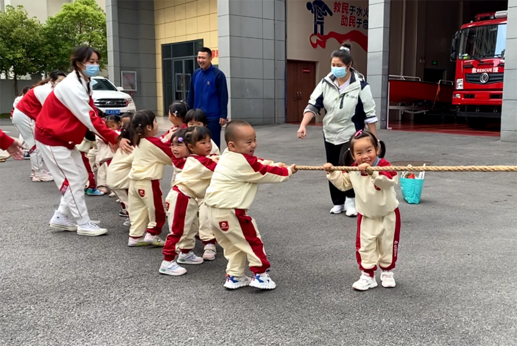 湖北宜昌：消防员与萌娃们拔河“节节败退”